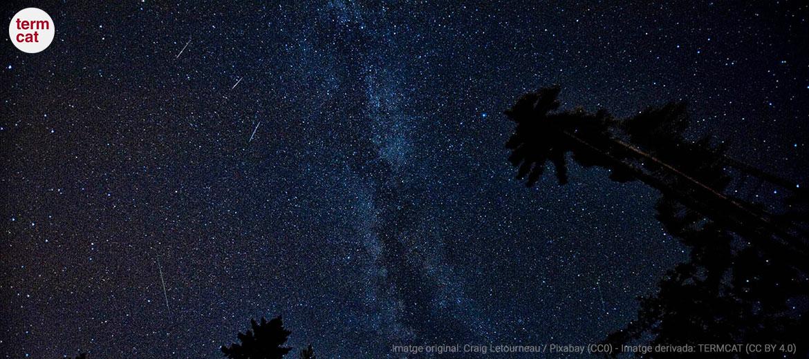 Imatge del cel nocturn amb alguns meteors