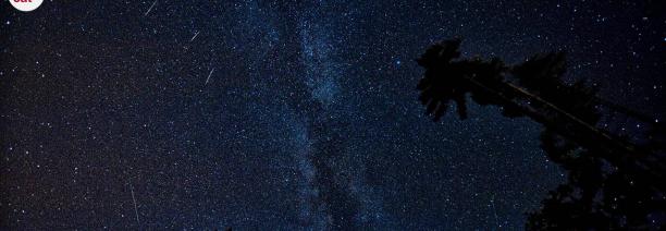 Imatge del cel nocturn amb alguns meteors